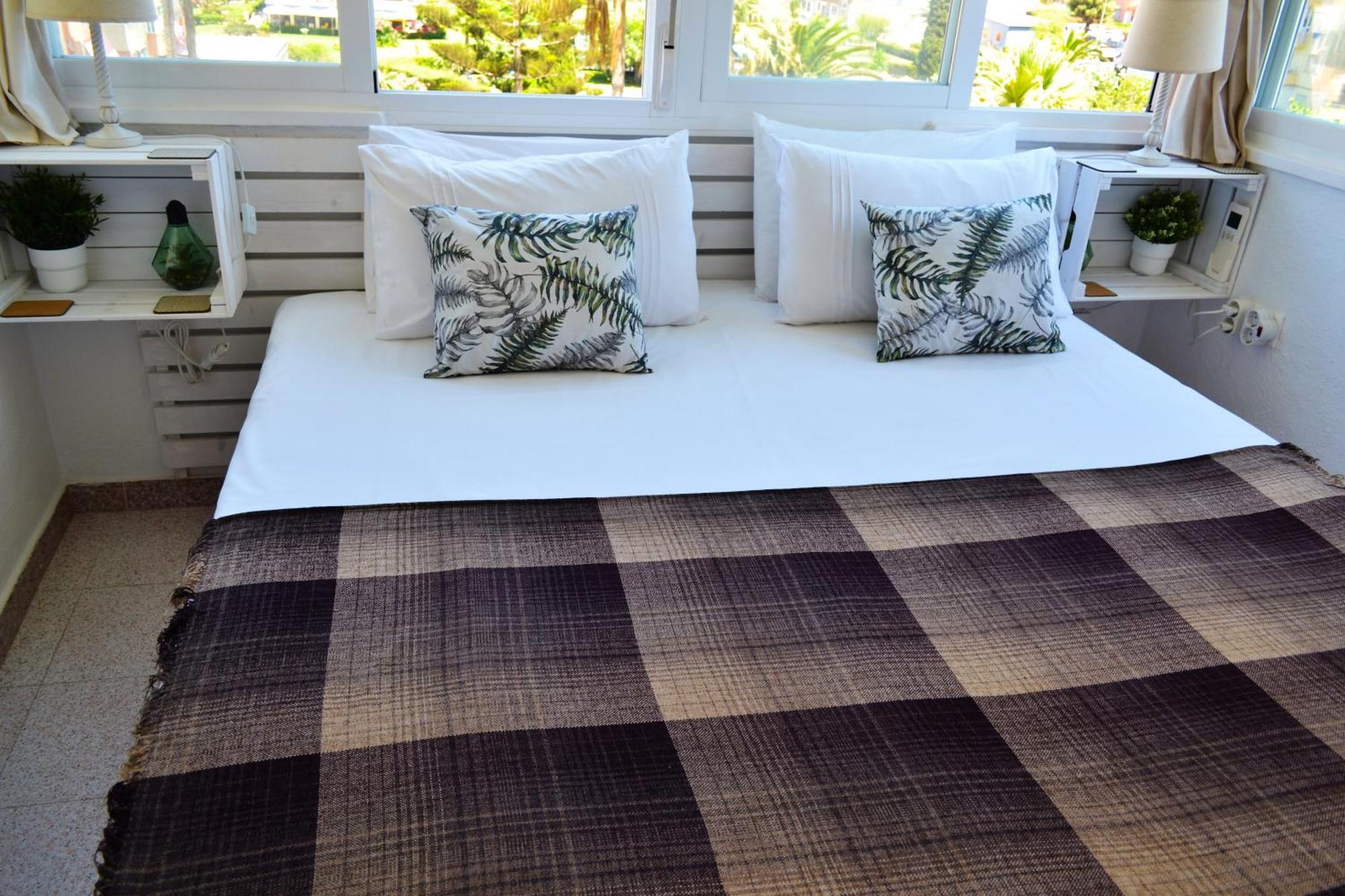Spacious 1 Bedroom Apartment, Beach Front, Torrox Costa 외부 사진