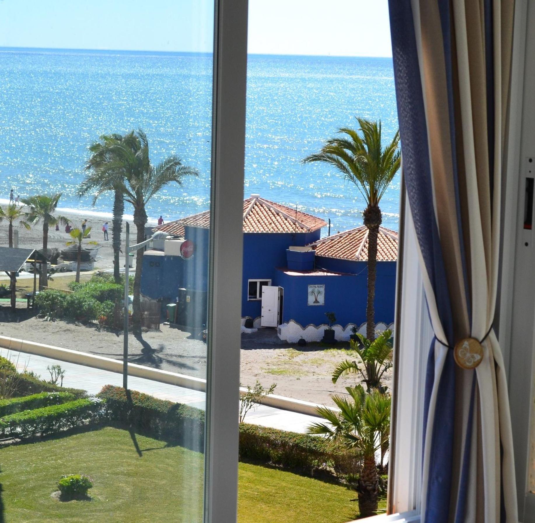 Spacious 1 Bedroom Apartment, Beach Front, Torrox Costa 외부 사진