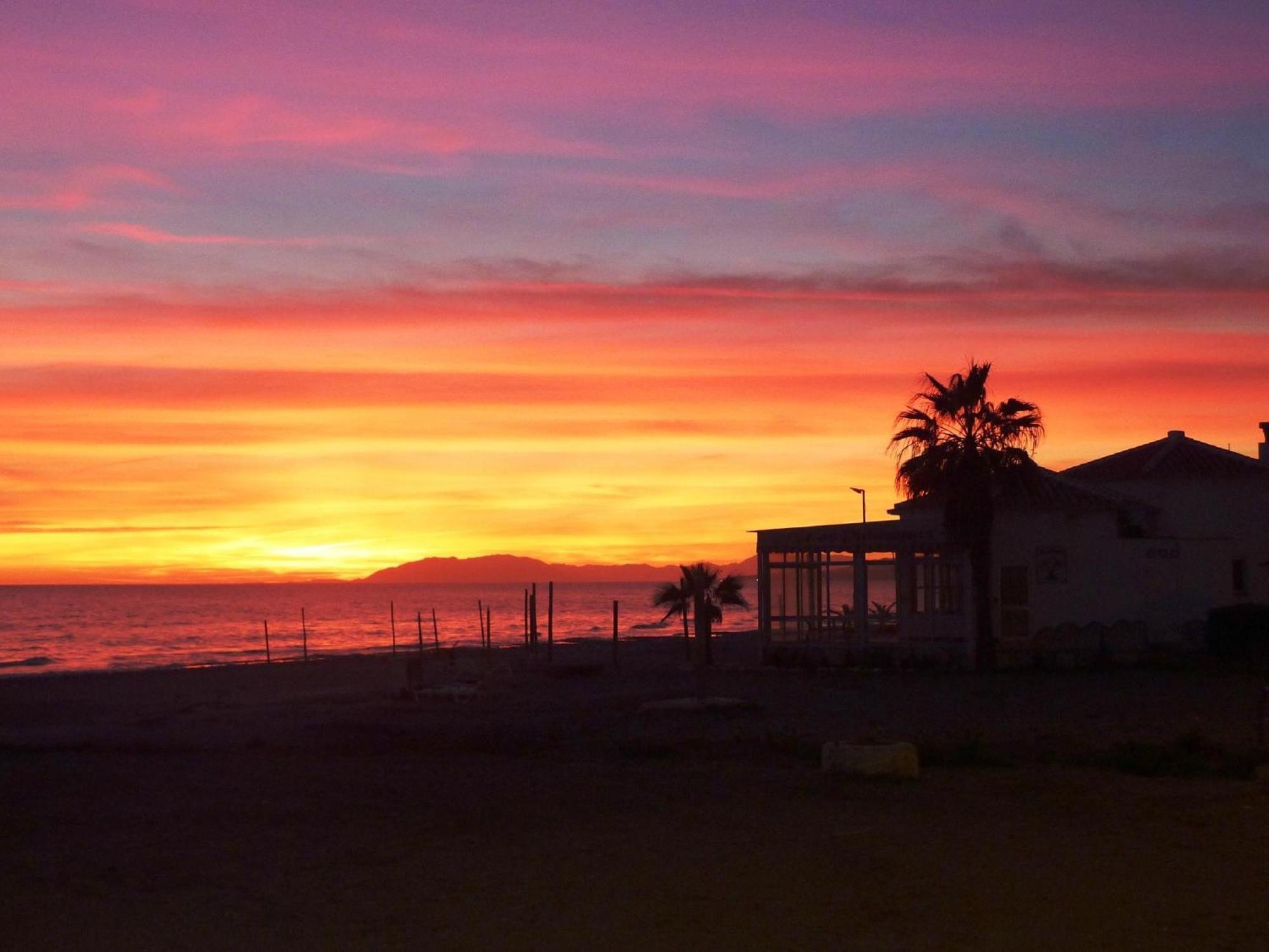 Spacious 1 Bedroom Apartment, Beach Front, Torrox Costa 외부 사진
